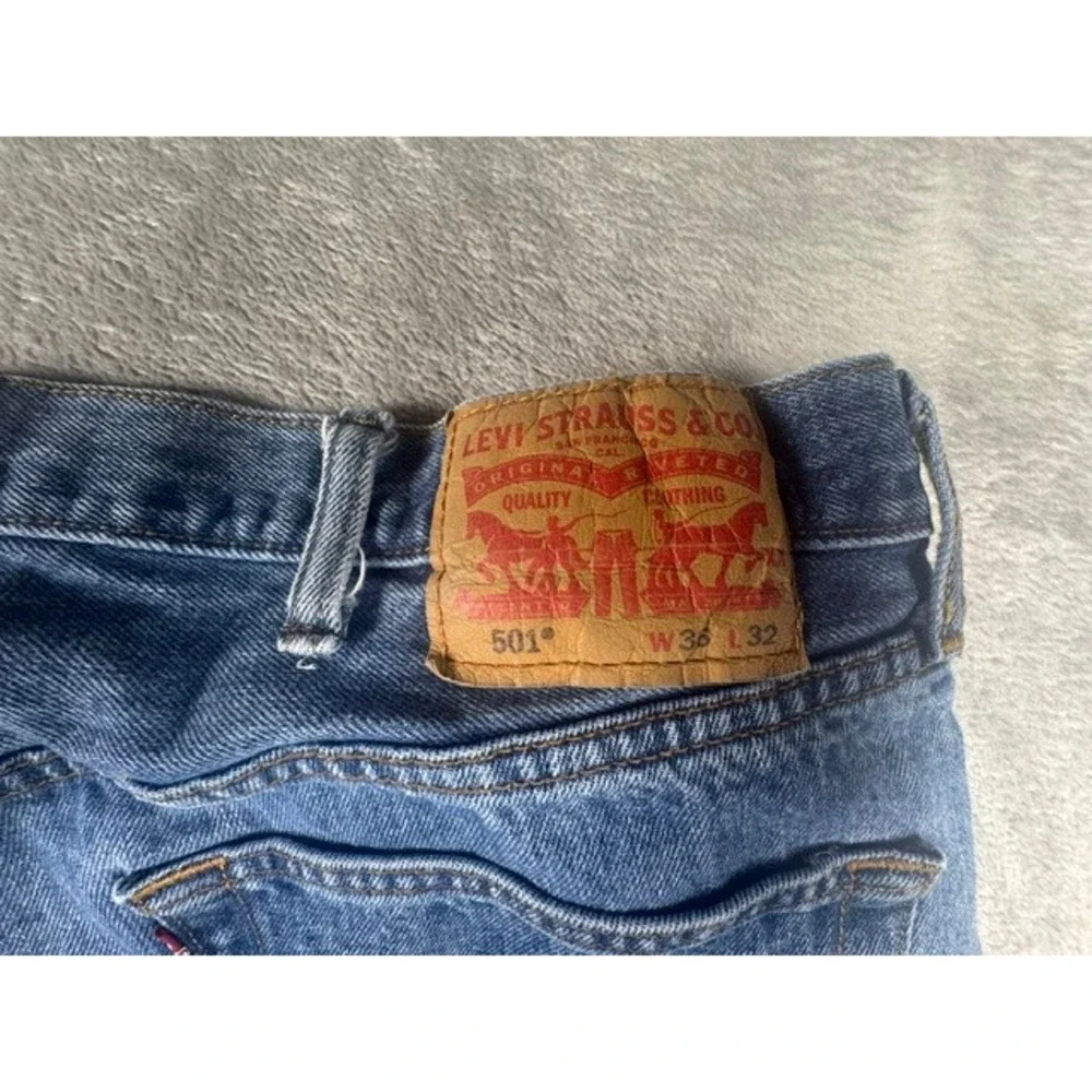 Levi's Jeans Mens 33x31 501 Original Fit Medium Wash Blue Denim Button Fly Pants
